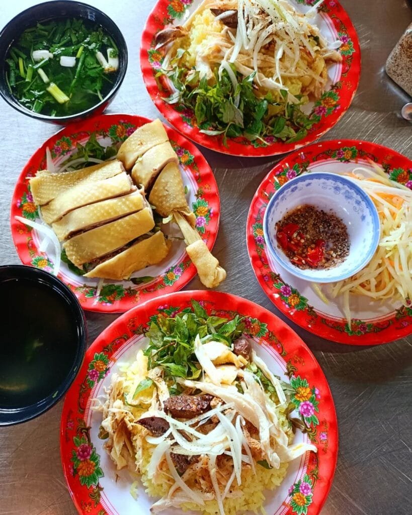 Cơm gà bà Buội. Ảnh: @banglam1227